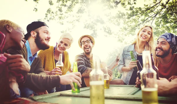 Freunde genießen die gemeinsame Zeit im Freien — Stockfoto