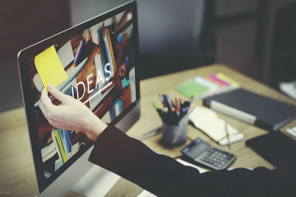 Mujer trabajando en la computadora —  Fotos de Stock