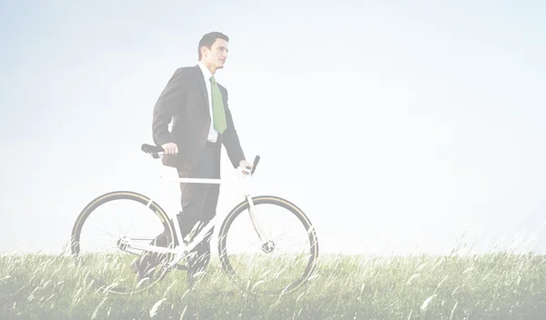 Uomo d'affari in tuta con bicicletta — Foto Stock