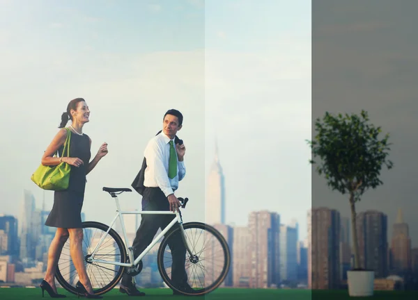 Casal de negócios com bicicleta — Fotografia de Stock