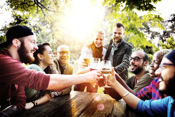 Amigos Diversos Colgando Concepto — Foto de Stock