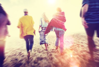 Sahilde birlikte vakit arkadaşlar