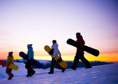 Grubu snowboards, dağlar