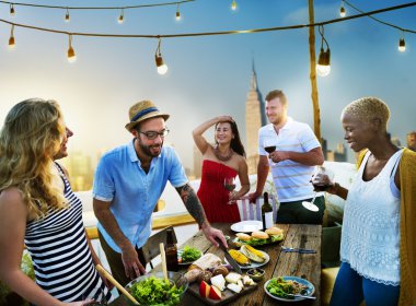 Çatı katında kutlama arkadaş