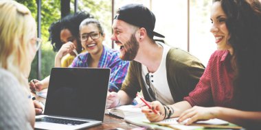 Üniversite öğrencileri birlikte