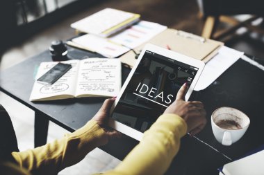 dijital tablet kullanan kadın