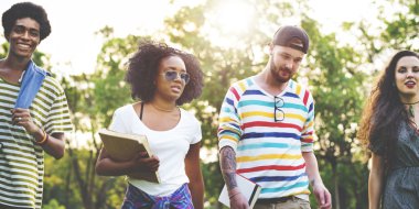 neşeli öğrenciler College Park'ta yürüyordunuz