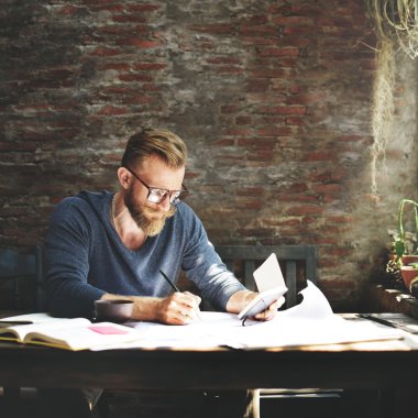 İşadamı ofisinde çalışıyor.