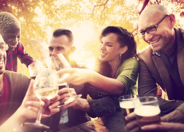 Dışarı asılı açık havada partide arkadaşlar