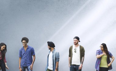 duvara karşı neşeli öğrenciler