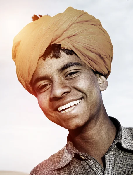 Inhemska indiska pojke ler — Stockfoto