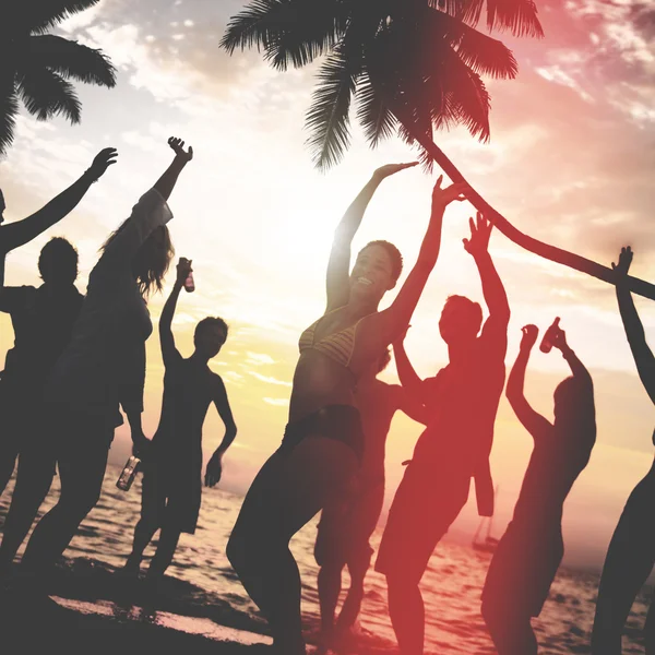 Leute beim Strandsommerfest-Konzept — Stockfoto