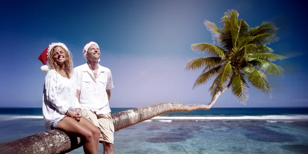 Couple relaxing on the beach — Stock Photo, Image