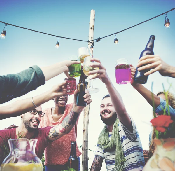 Amici che festeggiano sulla spiaggia in estate — Foto Stock