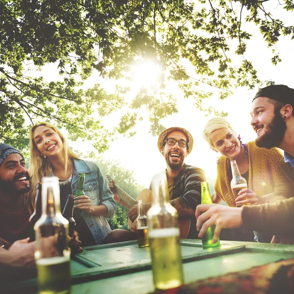 Amigos desfrutando de tempo juntos ao ar livre — Fotografia de Stock