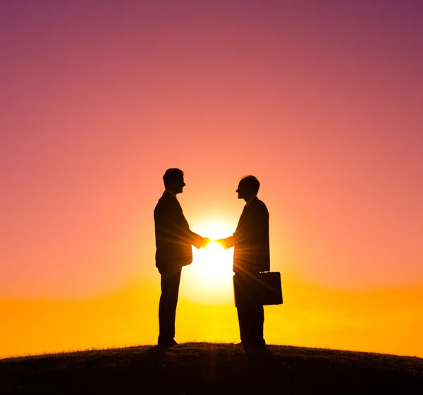 Geschäftsleute per Handschlag — Stockfoto