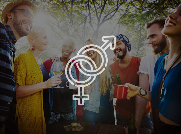 друзья, проводящие время вместе на открытом воздухе
