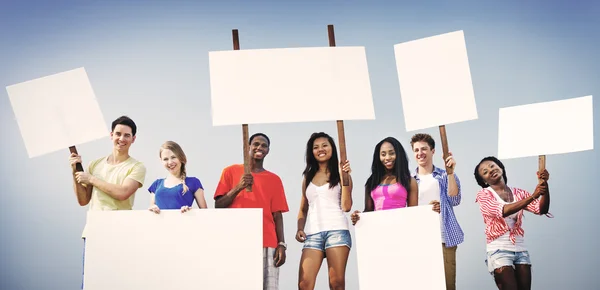 Grupo de Amigos com Conceito de Placards — Fotografia de Stock