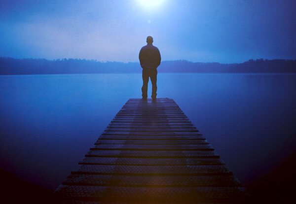 Человек, стоящий на ногах у Джетти
