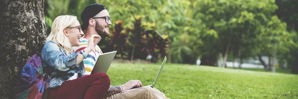 Étudiants utilisant un ordinateur portable et tablette pc — Photo