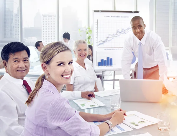 Les gens d'affaires travaillant dans le bureau — Photo