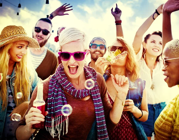 Adolescenti amici a Beach Party Concept — Foto Stock