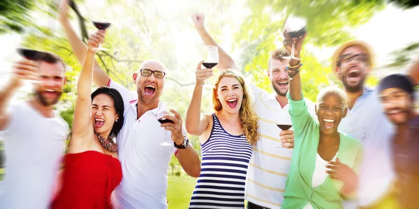 Amigos celebrando al aire libre — Foto de Stock