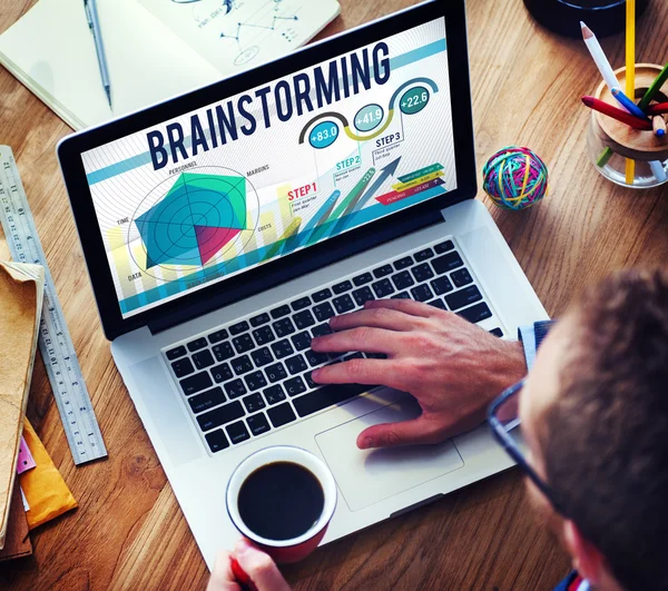 Mann mit Laptop und Brainstorming — Stockfoto