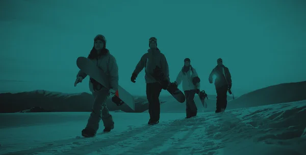 Ludzie z deski snowboardowe w górach — Zdjęcie stockowe