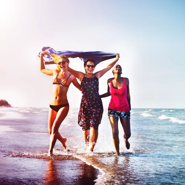 Meninas de feminilidade na praia — Fotografia de Stock