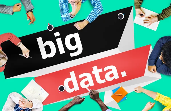 Les gens d'affaires à la réunion et Big Data — Photo