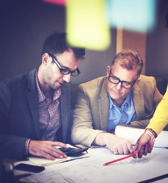 Mensen uit het bedrijfsleven brainstormen in office — Stockfoto