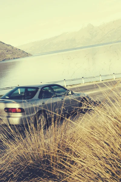 Αυτοκίνητο στο δρόμο κοντά στη λίμνη — Φωτογραφία Αρχείου