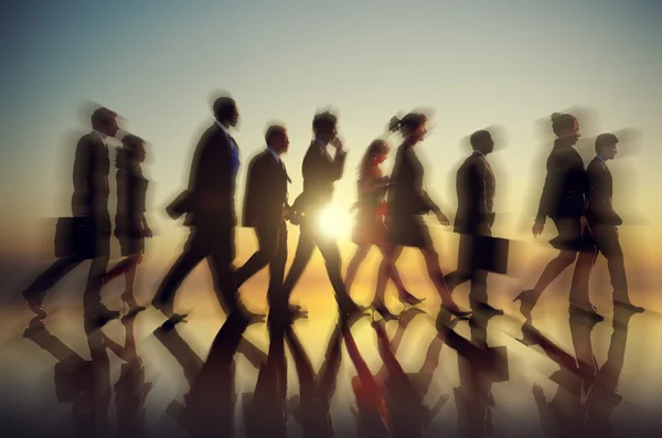 Siluetas de gente de negocios caminando — Foto de Stock