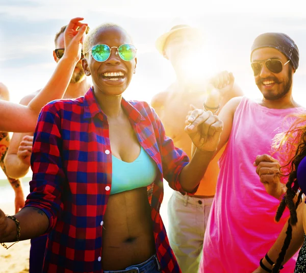 Freunde amüsieren sich am Strand — Stockfoto