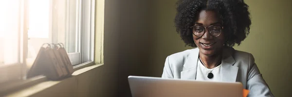 Bizneswoman pracuje na laptopie — Zdjęcie stockowe