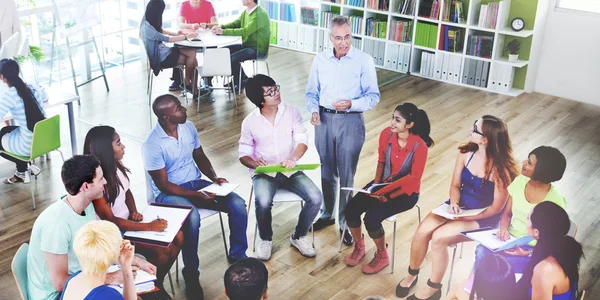 Studenti che studiano in Classrom — Foto Stock