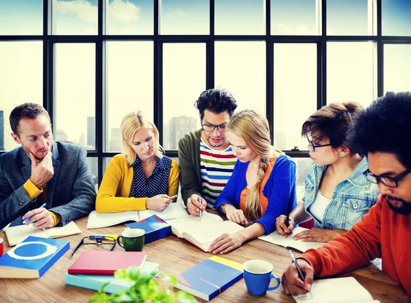 Studenti studující v prezenční studium — Stock fotografie