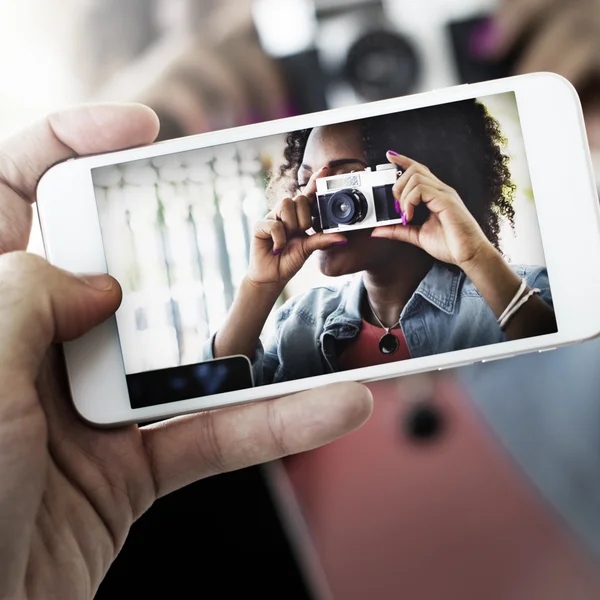 Foto de chica con cámara en el teléfono móvil — Foto de Stock