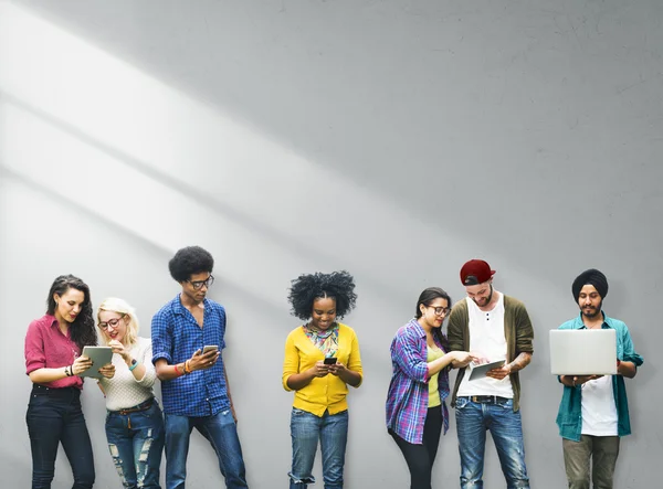 College students using wireless devices — Stock Photo, Image