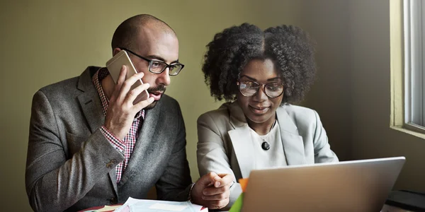 Zakelijke partners samen te werken in office — Stockfoto