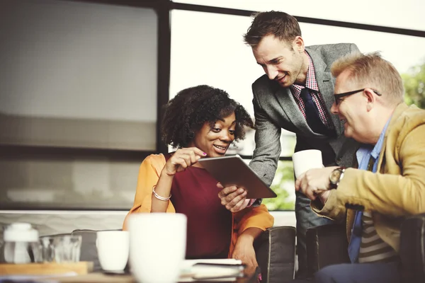 Análisis del equipo empresarial datos financieros — Foto de Stock