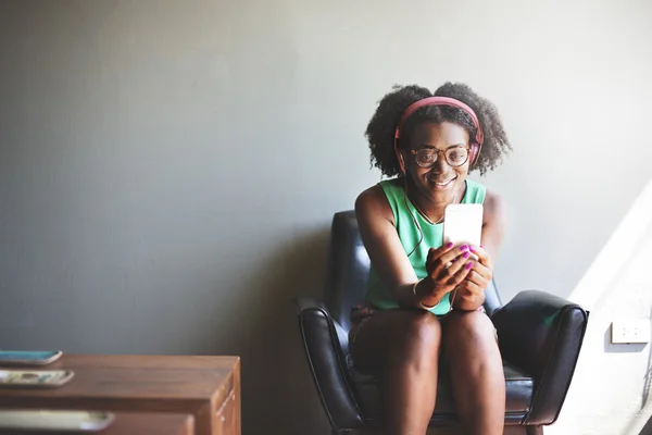 Chica con auriculares escuchando música — Foto de Stock