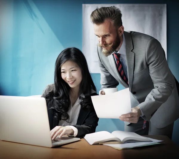 Gente de negocios trabajando en oficina — Foto de Stock