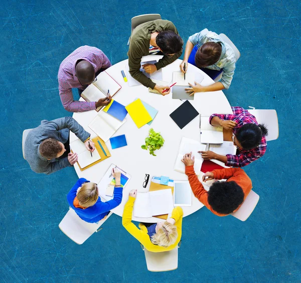 Groep uiteenlopende mensen werken in een team — Stockfoto