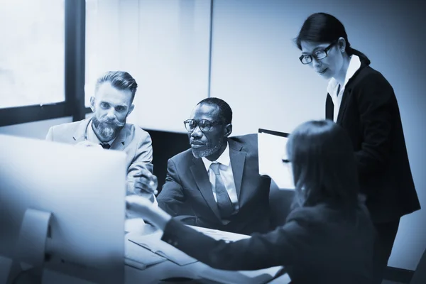 Affärsmän brainstorming i office — Stockfoto