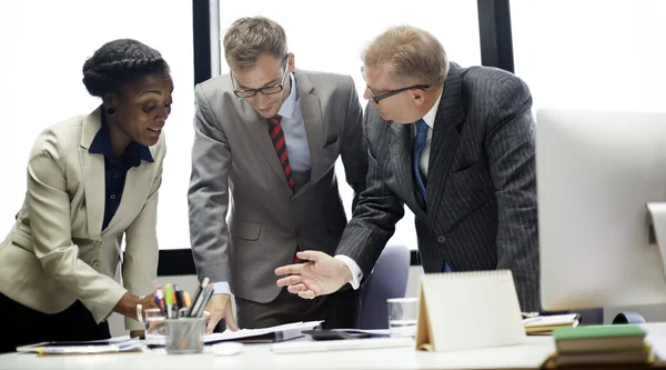 Affärsmän brainstorming i office — Stockfoto