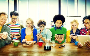 farklı aygıtlar kullanan kişiler