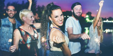 dışarı asılı gece partide arkadaşlar