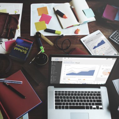 masa üstünde laptop açık 